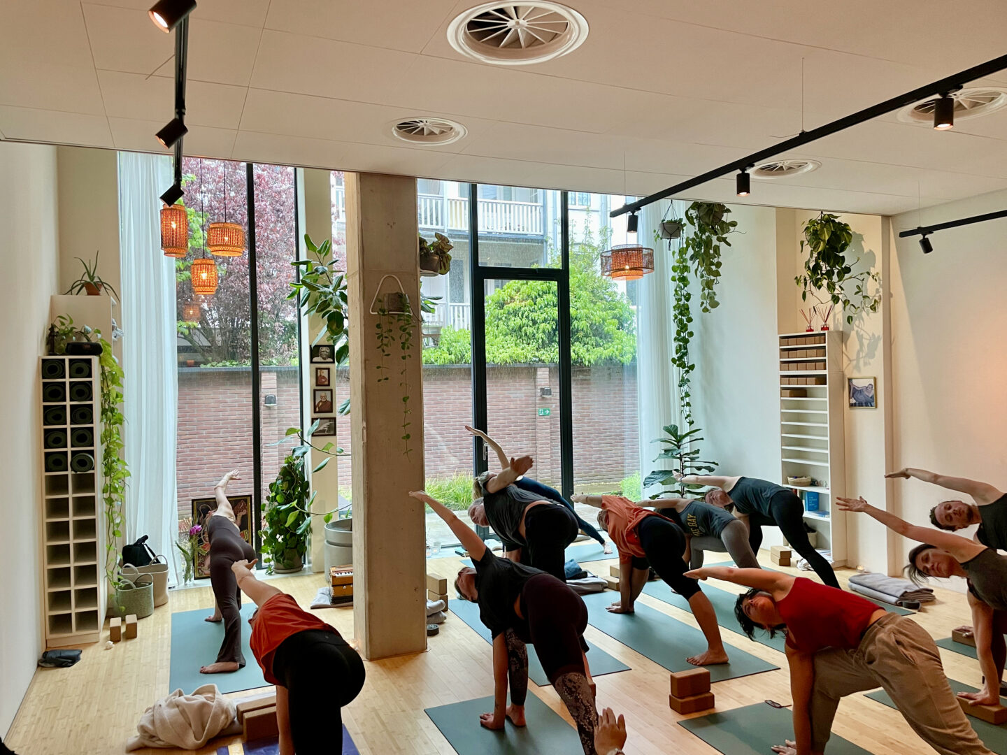 Yoga in de lichte studio met een kleine groep deelnemers